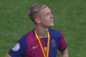 经历注册风波，奥尔莫夺巴萨首冠后亲吻奖杯露出微笑💪