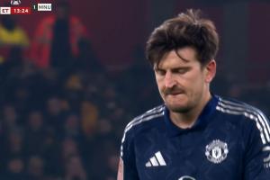 苦涩！马奎尔加时被约罗换下，低头表情失落