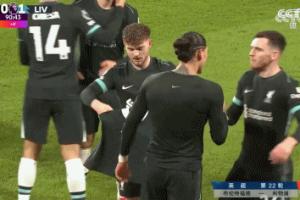 😚暖心埃宝！努涅斯绝杀扔球衣，埃利奥特帮忙捡球衣＆抖球衣