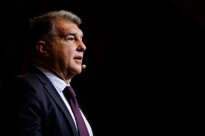 拉波尔塔向巴萨更衣室解释注册问题，被问“这些之前不能做吗？”