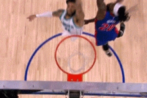 看着都疼！斯图尔特拼抢击中迪亚巴特面部吃T 后者被搀扶回更衣室