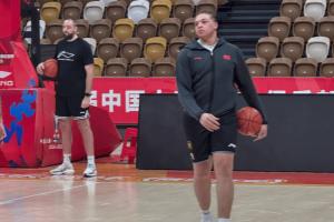 👀洛夫顿赛前身披带有中国国旗的热身服 归化有戏不？