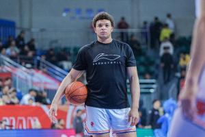 谁能匹敌！洛夫顿轻松拿下准三双数据，上海男篮挺进决赛会师新疆