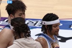 👀艾孜麦提和洛夫顿赛后似乎都装看不见对方 没有沟通