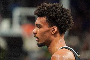 文班因右肩血栓赛季报销 马刺代理主帅：他的未来不会受此影响