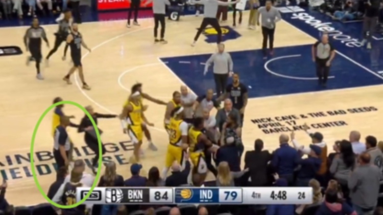 🍉前排吃瓜？球员打成一团😂名哨托尼兄弟一动不动