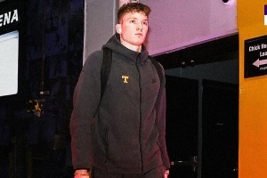 湖人众将入场穿搭：文森特墨镜配项链 布朗尼蜘蛛连帽衫