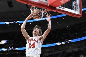 不怵大场面！新秀布泽利斯半场9中5拿10分 上演背运突破单臂暴扣