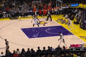 打崩完全体？詹姆斯出现失误 公牛连进两记三分已领先湖人23分