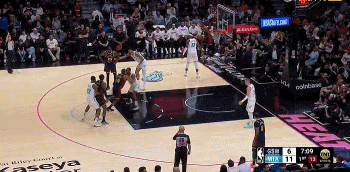 压迫感拉满！巴特勒发球5秒违例 维金斯回来被逼出8秒违例🤣