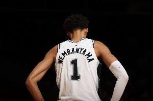 法国男篮主帅称文班做了手术&可出战欧锦赛 马刺主帅表示不知道