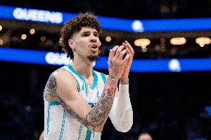 Shams：拉梅洛-鲍尔将接受手术来治疗脚踝和手腕问题 本赛季报销