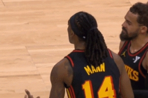 曼恩冲裁判喋喋不休：食我大🦅吧碧池 随后领到第2T被驱逐出场