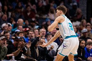 萨隆谈进步：赛季初我会到处飞奔乱跳 如今我更懂得掌控比赛