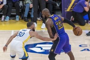 势均力敌？👀ESPN预测明日湖勇大战胜率：勇士50.6% 湖人49.4%