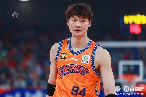 尽力了！王哲林13中10砍全队最高22分外加8板 拼到6犯离场