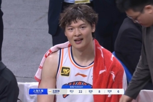 巨大损失！王哲林6犯离场 全场13中10砍22分8板