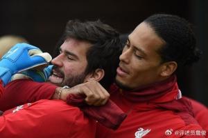 红军半场1-3落后！詹俊：上半场的利物浦...英超争冠悬念继续保持