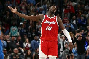 手感一般般~JJJ23中9&三分6中1拿到27分11板2助 拼下4前场板