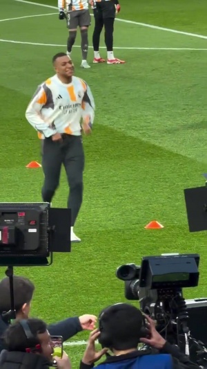 姆巴佩赛前热身时与亨利拥抱交流，笑得很开心🤝