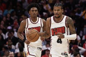 小里：阿门未来10-12年都会是球星 杰伦-格林比往年都更高效