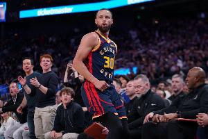 库里：拇指好多了&没大问题 现在不能再担心身体 要全力以赴