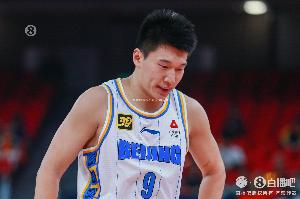 浴血赛场！媒体人：雷蒙让全场观众为之动容 用拼搏&韧性赢得尊重