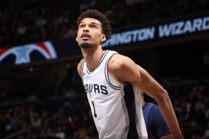 让了近半季仍第1😲文班受用隆多条款 场均“3.03”帽蝉联盖帽王