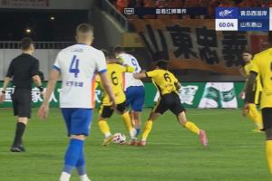 蹬踏克雷桑小腿！主裁判回看VAR后确认非红牌，并向高迪出示黄牌