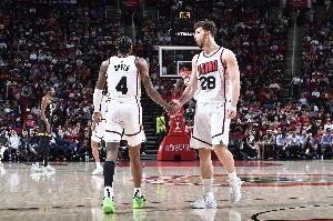 申京：之前锁定季后赛席位时 我跟杰伦-格林聊到了我们经历的一切