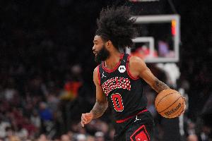 效率不高！科比-怀特半场11投4中拿到11分有4失误 正负值-17