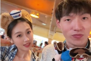吴前妻子晒视频打卡迪士尼：加起来六十岁的人寻找童心