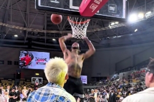 🥹🥀曾经扣篮不挂筐！罗斯中国行 空篮试了三次才勉强扣进