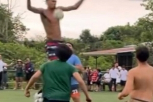 🥢鹤立鸡群！头球都不带跳的！文班亚马在哥斯达黎加踢足球