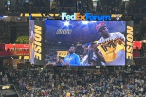 强心剂！灰熊“名宿”大黑熊扎克-兰多夫和托尼-阿伦现场观战！