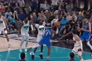 亚历山大强上吃瘪😋“神人”肯纳德压哨三分领先26分！