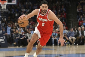 阿尔达马常规赛场均12.5分6.4板均为生涯新高 季后赛场均13分6板