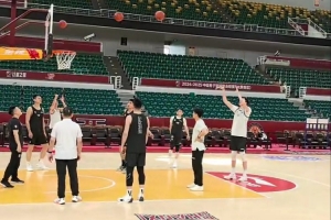 全力备战！周琦苦练罚篮 曾凡博驻扎三分线