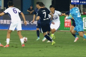 战术犯规！津门虎门将方镜淇在对方禁区前踩对方脚上染黄