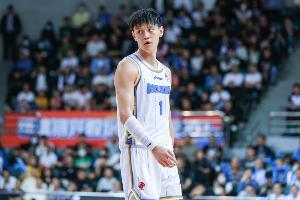 曾凡博后脑勺着地后送医！翟晓川发博晒照：希望我的兄弟平安❤️