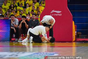 直播吧：篮协认定刘传兴对曾凡博普通防守犯规是错判