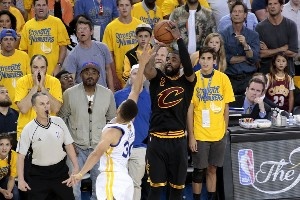 近十年有哪些惊心动魄抢七？欧文总决致命三分 小卡颠球绝杀76人