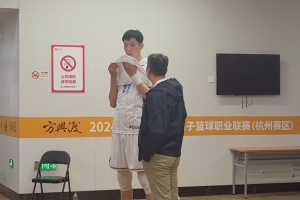 广厦主场对阵北京总决赛G1赛前 郭士强现身与周琦进行交流