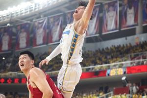 承认误判😞！篮协：导致曾凡博受伤的犯规符合违体犯规C2条款