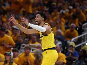 哈利伯顿单节砍下15+5+5季后赛历史第二人 比肩詹姆斯