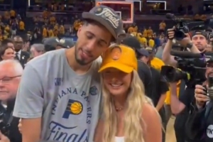 人生赢家！哈利伯顿赛后抱着东部冠军奖杯和女友拥抱合照