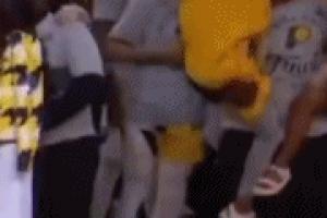 你也很棒😤东决MVP宣布时🥳哈利指了指自己并往前迈出一步！