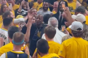 球星待遇😎哈利父亲赛后走向球场 步行者球迷为其欢呼&送上拥抱