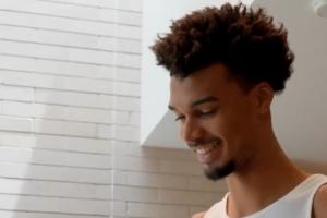 46场拿下盖帽王！🦓文班亚马收到了盖帽王奖杯 笑容很纯真~