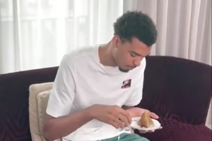 普通话怎么样？文班亚马品尝粽子 并用中文送祝福：端午节安康